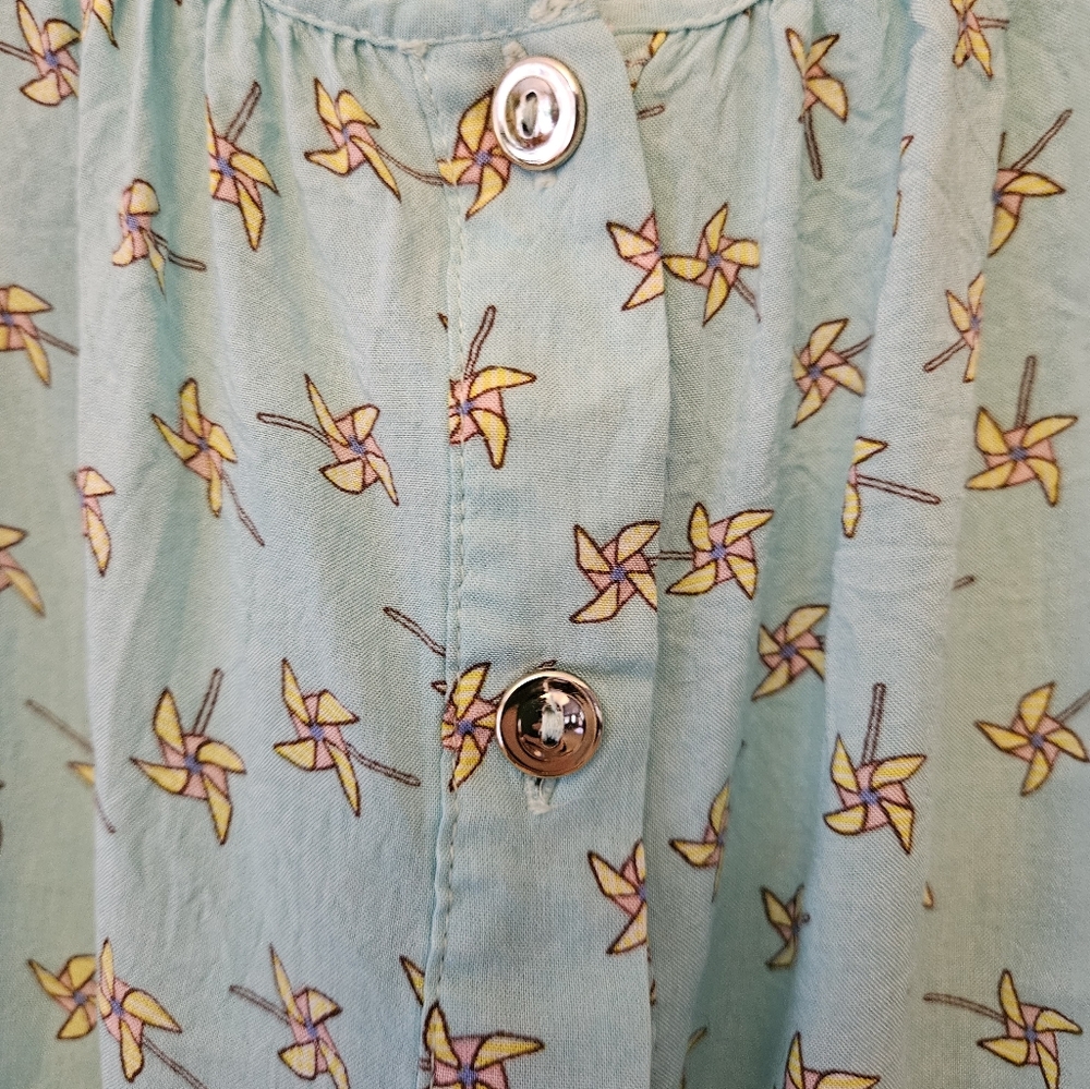 Edge Pinwheel Button/Lace Tank - Picture 2 of 5
